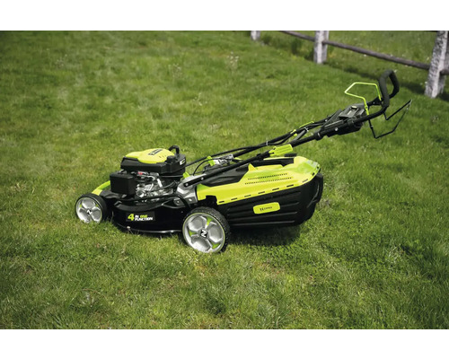 Benzinrasenmäher auf einer Rasenfläche