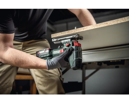 Handwerker benutzt eine Metabo Akku-Blechschere zum Schneiden eines Werkstücks