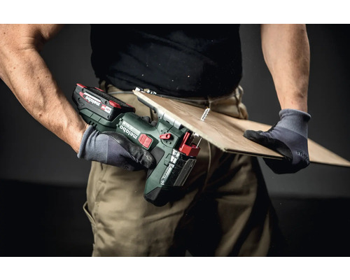 Handwerker sägt mit einer Metabo Akku-Stichsäge ein Brett