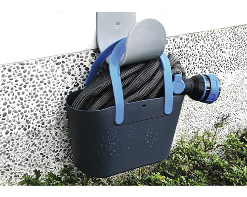Gartenschlauch mit Brause auf Schlauchhalter