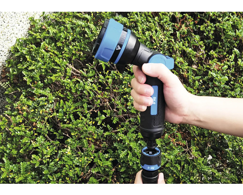 Gartenschlauch Spritzpistole mit einstellbarem Sprühkopf in der Hand