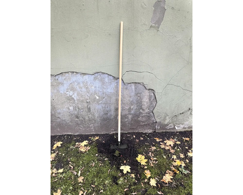 Hacke mit Holzstiel für Gartenarbeiten