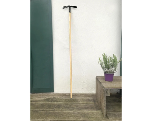 Gartenkralle mit Holzstiel zum Auflockern des Bodens im Garten