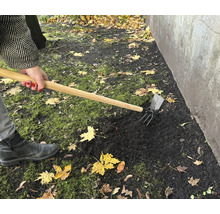 Jardinage avec une houe combinée pour le travail du sol