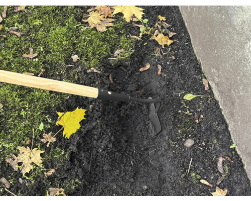 Gartenhacke im Einsatz zum Auflockern der Erde im Garten