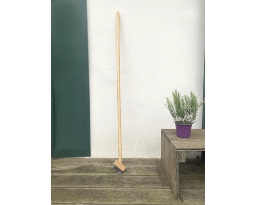 Fugenbürste mit Holzstiel für die Reinigung von Pflasterfugen