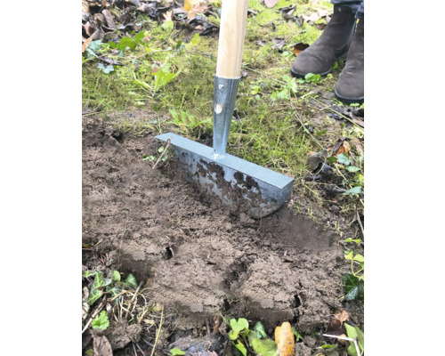 Rasenkantenstecher im Einsatz zum Abstechen von Rasenkanten.