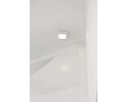 Plafonnier carré sur un plafond de pièce