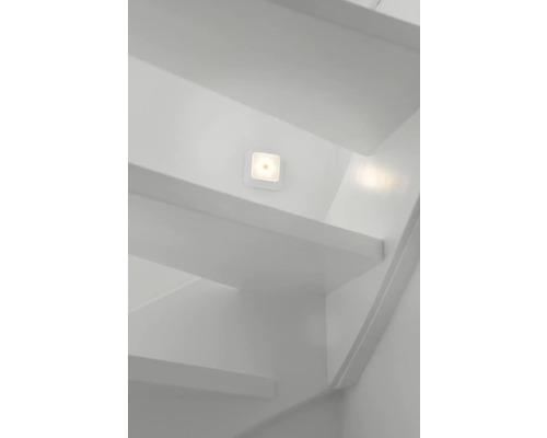 Cage d''escalier avec marches et applique murale LED carrée