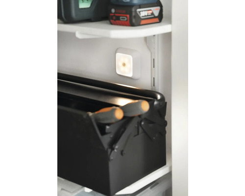 Photo d''une armoire avec une boîte à outils et une lampe à piles