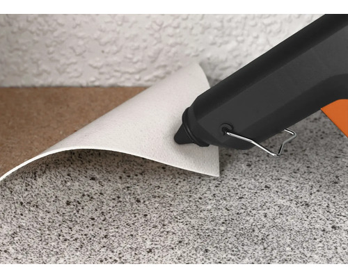 Heißklebepistole beim Verkleben von Materialien