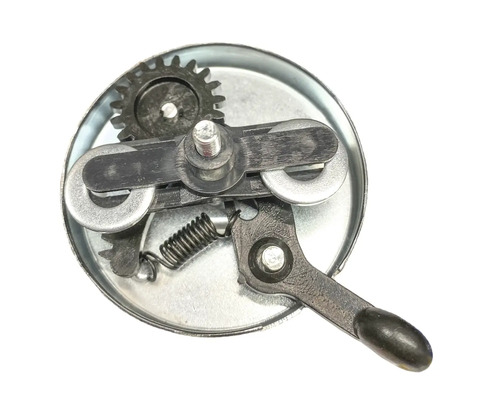 Innenansicht eines Dosenöffners mit Zahnrad, Rolle und Hebelmechanismus