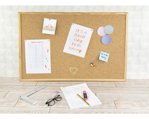 Panneau d''affichage avec notes, photos et fournitures de bureau