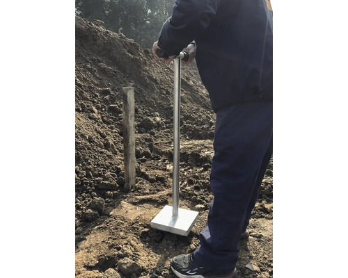 Outil d''enfoncement pour enfoncer des poteaux dans le sol.