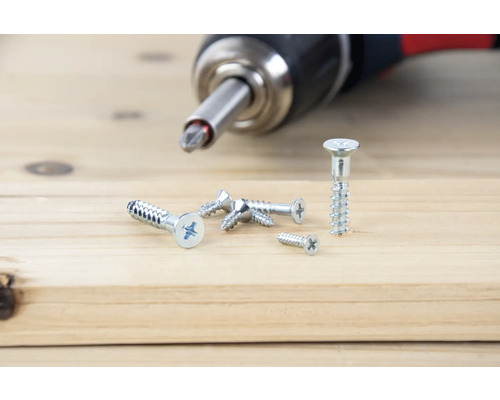Visseuse sans fil avec vis sur planche en bois