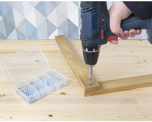 Visseuse sans fil vissant du bois et une boîte de vis