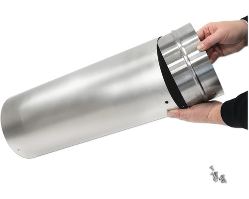 Edelstahl-Ofenrohr wird mit der Hand zusammengefügt