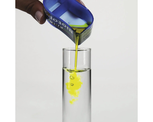 Gelbe Flüssigkeit wird in ein Reagenzglas gegossen.