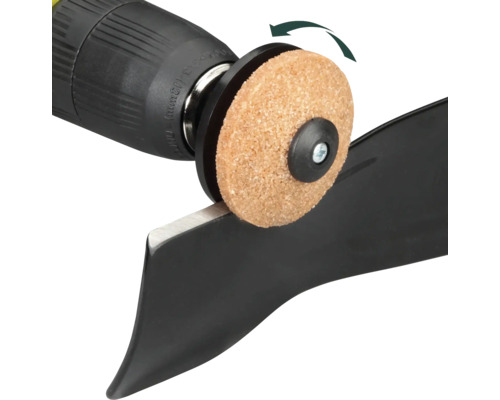 Accessoire d''affûtage pour lames de tondeuse à gazon et perceuse en cours d''utilisation pour affûter une lame