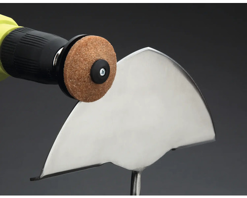 Affûtage d''une bêche avec un outil d''affûtage