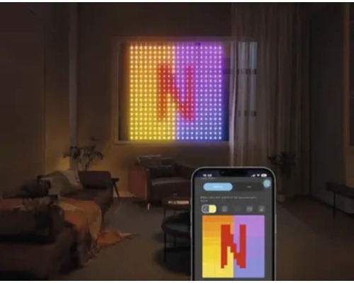 Wohnzimmer mit LED-Fensterdisplay und Smartphone-Steuerung