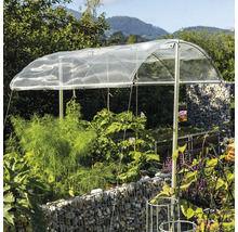Plate-bande avec filet de protection et cadre métallique dans le jardin
