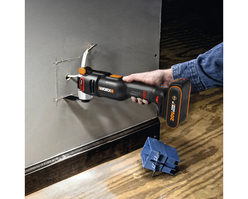 Outil multifonction WORX coupant une plaque métallique