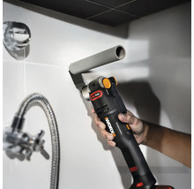 Un outil multifonction coupe un tuyau dans une salle de bain.