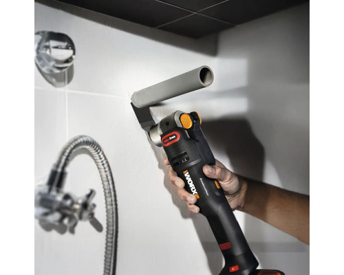 Un outil multifonction coupe un tuyau dans une salle de bain.