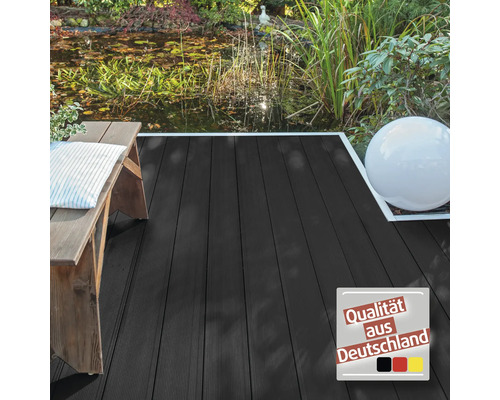 Terrasse mit WPC-Dielen, Bank und Teich im Garten