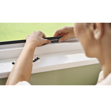 Installation d''une moustiquaire sur une fenêtre