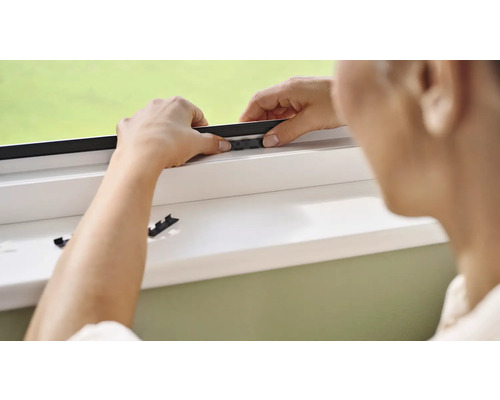 Installation d''une moustiquaire sur une fenêtre