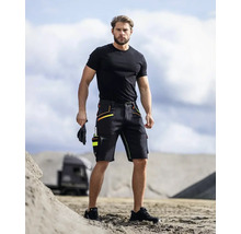 Homme portant un t-shirt noir et un short de travail avec des poches