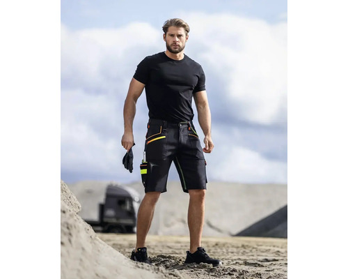 Mann trägt schwarzes T-Shirt und Arbeitsshorts mit Taschen