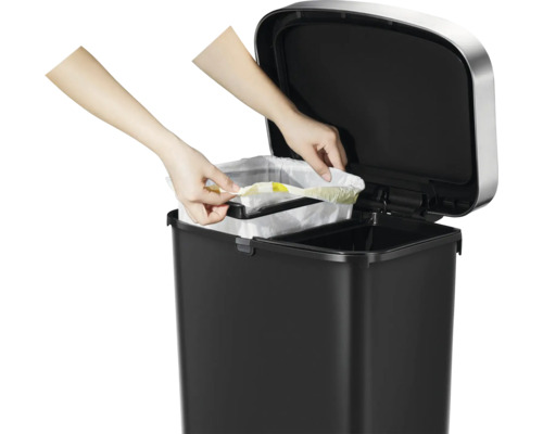 Poubelle à deux compartiments avec des mains plaçant un sac poubelle