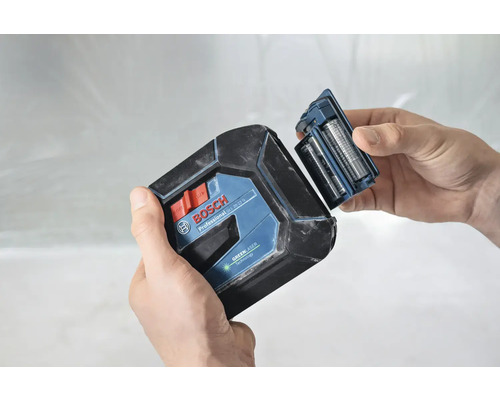 Bosch Logo. Eine Person wechselt die Batterien eines Kreuzlinienlasers.