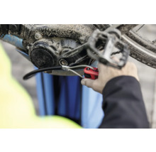 Réparation de vélos avec outils sur vélo électrique