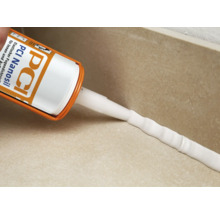 Application de mastic PCI Nanosil entre le mur et le carrelage