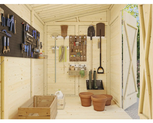 Innenraum eines Holzgartenhauses mit Werkzeugen, Gartengeräten, Pflanzgefäßen und Aufbewahrungslösungen.