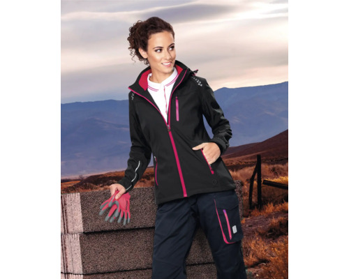 Frau mit Softshelljacke und Arbeitshose im Außenbereich