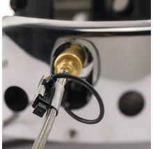 Detailansicht eines Gasanschlusses mit flexibler Leitung und elektronischer Zündung