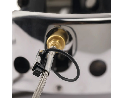 Vue détaillée d''un raccordement de gaz avec conduite flexible et allumage électronique