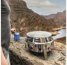 Petromax Atago Grill und Kochstelle mit Gaskartuschenbrenner vor Berglandschaft
