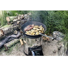 Edelstahl-Holzofen mit Bratpfanne, in der Speisen zubereitet werden