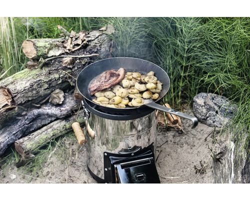 Edelstahl-Holzofen mit Bratpfanne, in der Speisen zubereitet werden
