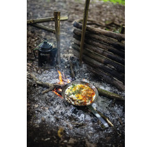 Szene im Freien mit Lagerfeuer, Bratpfanne mit Speise und einer Kanne.