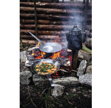 Zubereitung von Speisen im Freien mit zwei Bratpfannen und einer Kaffeekanne über einem offenen Feuer.