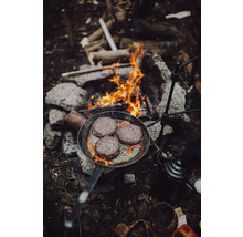 Bratpfanne mit Burgerpatties über einem Lagerfeuer