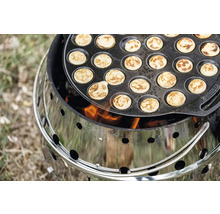 Poffertjespfanne auf einem Grill mit Feuer