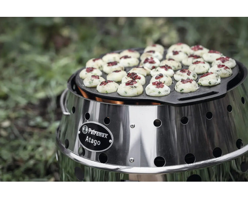 Petromax Atago Grill mat Iessen op Grillplack